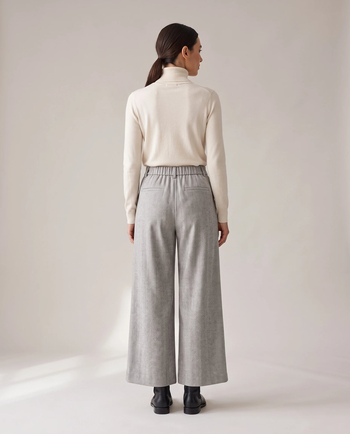 Women's Wide-Leg Culottes - Salomea - Model Back