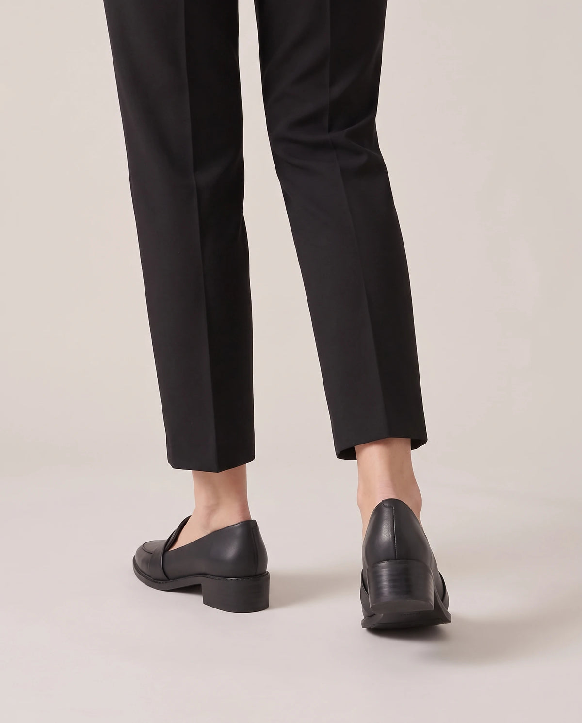 Women's Pointed-Toe Loafers - Giacinta - Model Back Detail