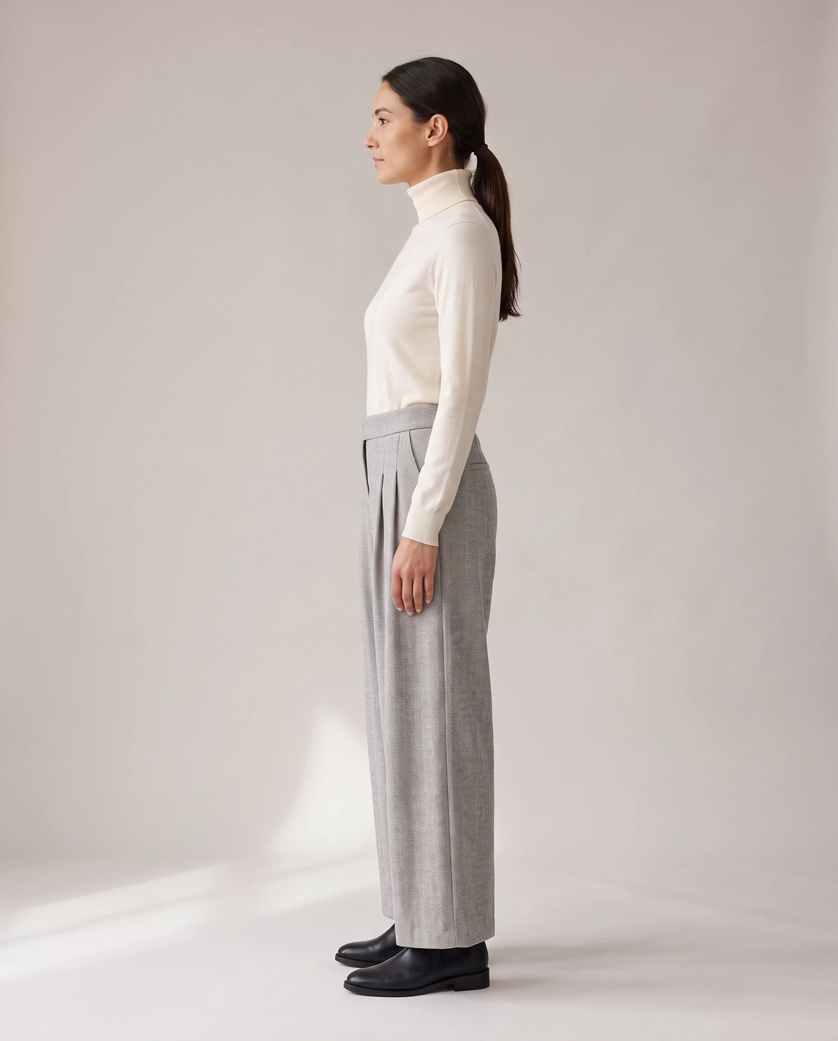 Women's Wide-Leg Culottes - Salomea - Model Side