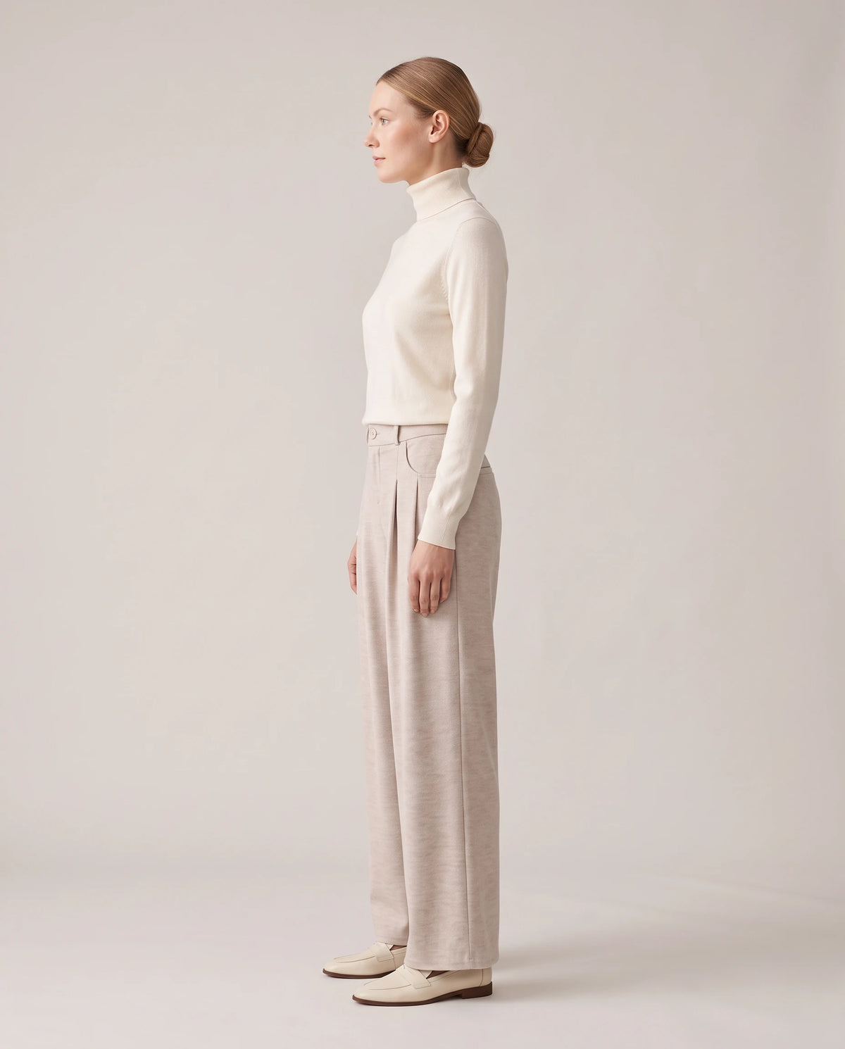 Women's Wide-Leg Pants - Serena - Model Side