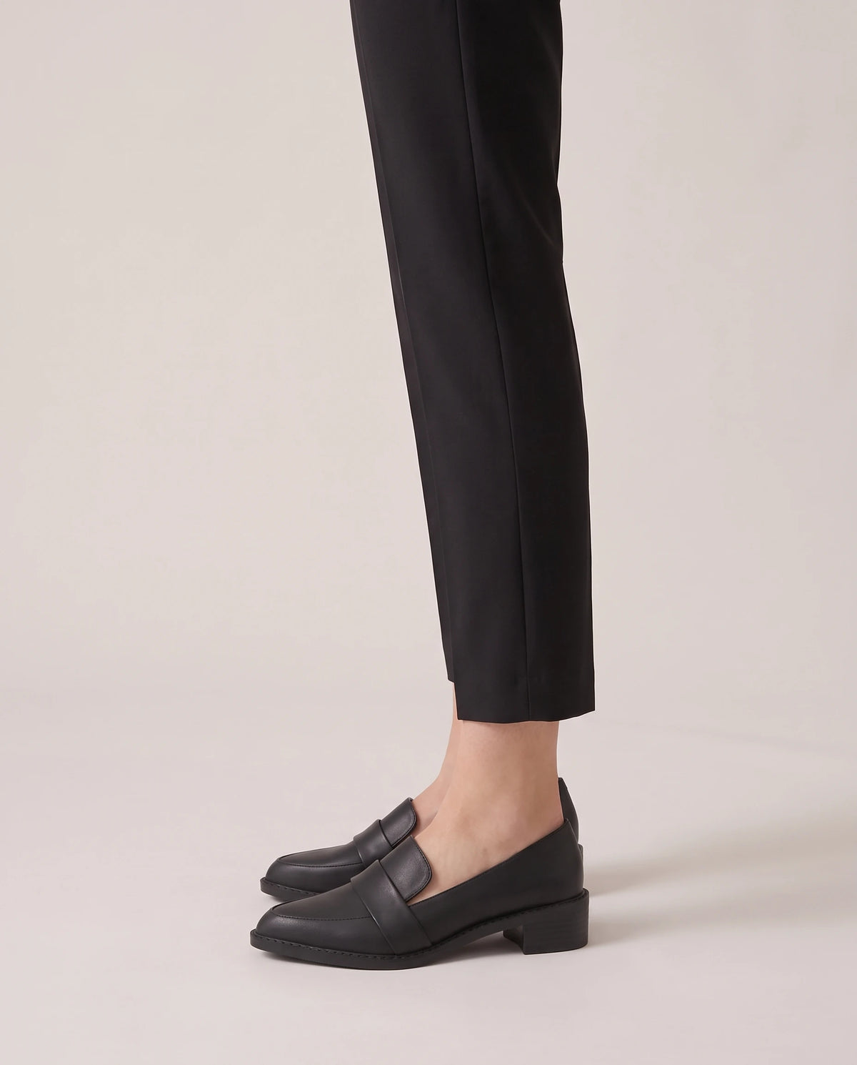 Women's Pointed-Toe Loafers - Giacinta - Model Side Detail