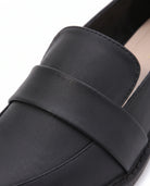 Women's Pointed-Toe Loafers - Giacinta - Detail Material Texture